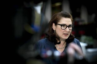 Eine Frau (Ferda Ataman) spricht zu Vertreter:innen der Presse