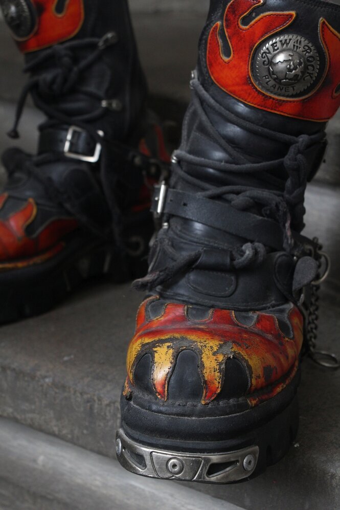 Schwarz-rote Stiefel als Erinnerung