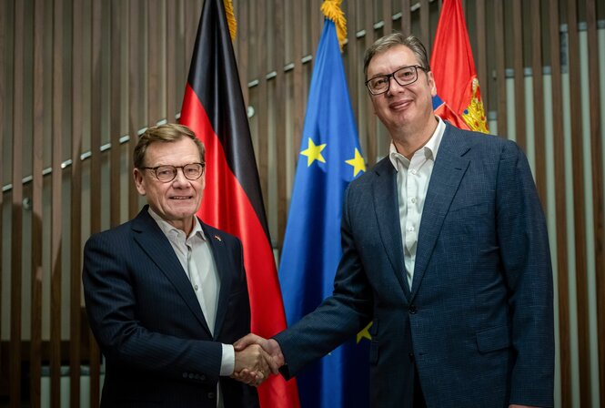 Zwei Politiker schüteln sich die Hände