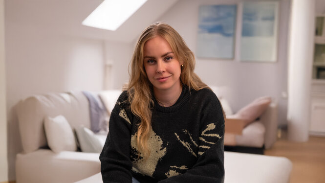 Clara Lösel in einem Wohnzimmer