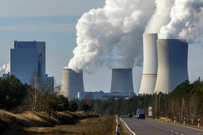 Rauch quillt aus Schornsteinen eines Kohlekraftwerkes