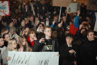 Viele Protestierende schütteln mit Schlüsselbunden