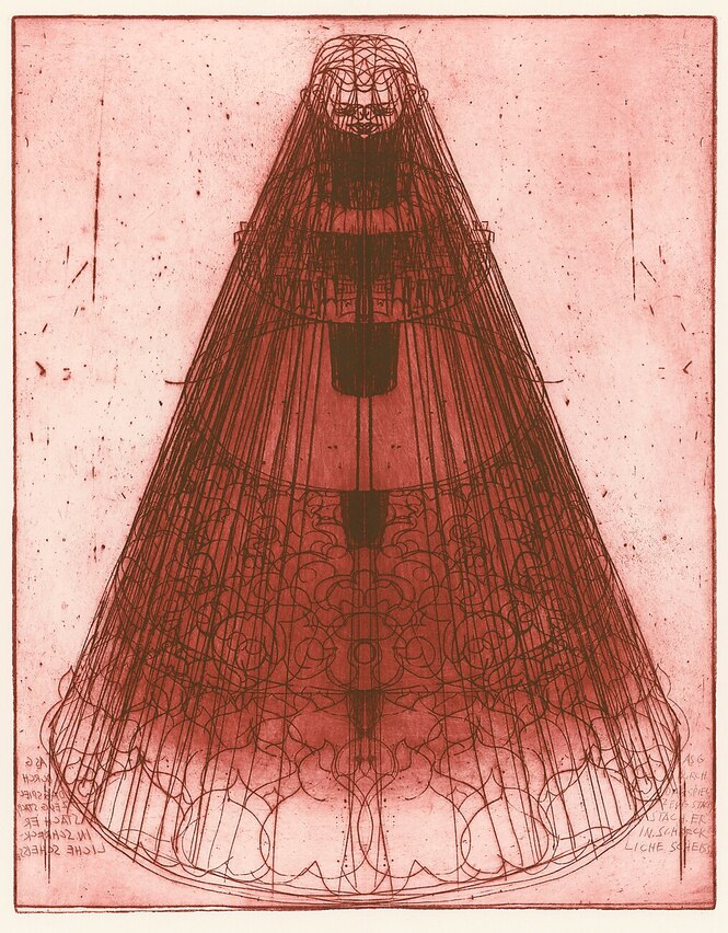 Eine oben spitz zulaufende zilyndrische rote Form mit Puppenkopf überwiegend in Rostrot auf roséfarbenem Papier