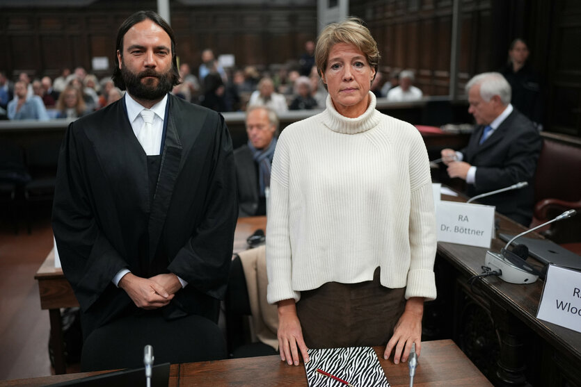 Angeklagte Christina Block steht neben Anwalt Ingo Bott im Gerichtssaal.