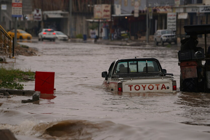 Auto halb versunken in einer überfluteten Straße