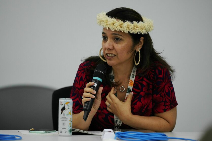 Eine Frau spricht in ein Mikrofon