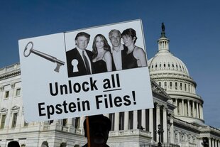 Demonstranten halten Schilder während einer Pressekonferenz zum epstein Files Transparency Act vor dem U.S. Capitol in Washington, D.C..