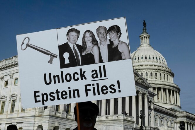 Demonstranten halten Schilder während einer Pressekonferenz zum epstein Files Transparency Act vor dem U.S. Capitol in Washington, D.C..