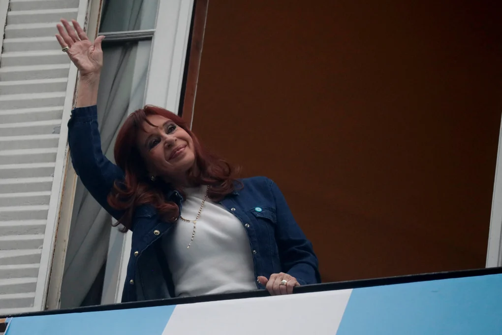 Ex-Präsidentin Christina Fernandes de Kirchner winkt am 17. Oktober aus dem Hausarrest Anhängern zu