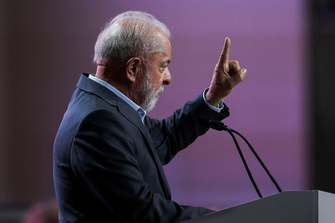 Lula mit erhobenem Finger am Rednerpult