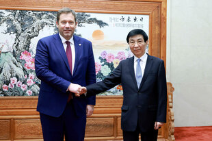 Lars Klingbeil und Wang Huning geben sich die Hand.