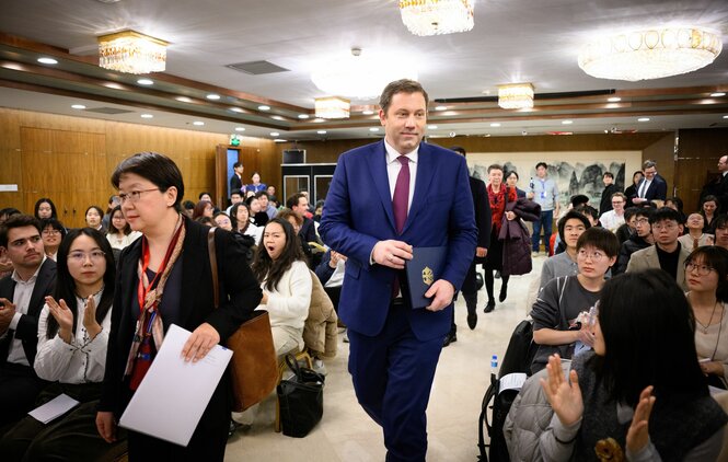 Lars Klingbeil beim Besuch einer Universität.
