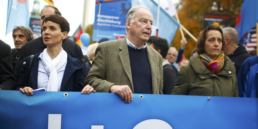 Gauland, Petry und von Storch tragen ein rechtspopulistisches Plakat