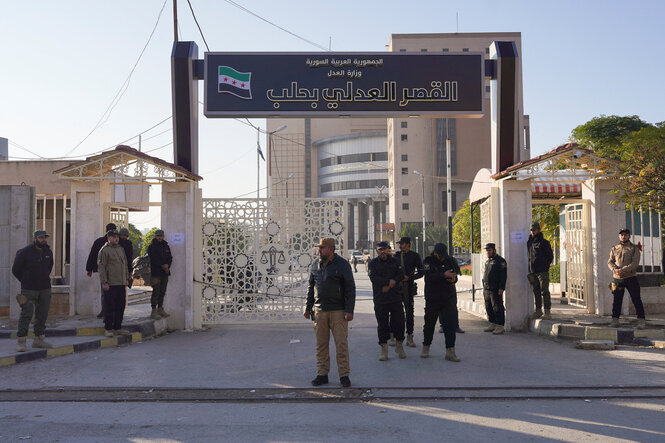 Menschen vor einem Gebäude