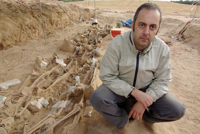 Porträt von Emilio Silva bei einer Ausgrabung von Toten.