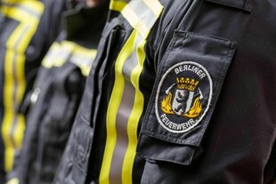 Emblem der Berliner Feuerwehr an der Uniformjacke