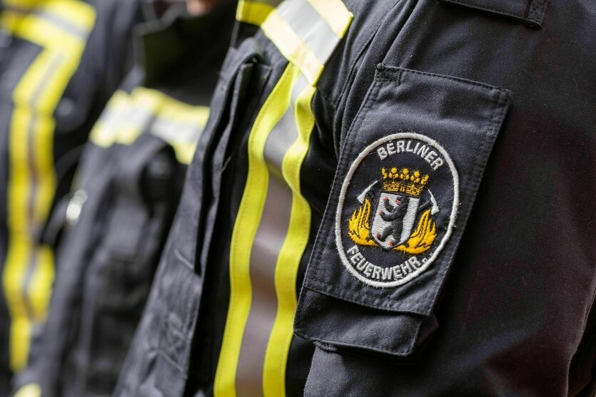 Emblem der Berliner Feuerwehr an der Uniformjacke