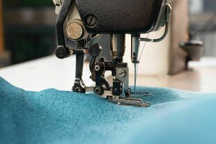Eine Industrienähmaschine mit blauem Stoff