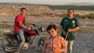 Mehrere Personen auf einer Müllkipe, u.a. Rosa Elena.