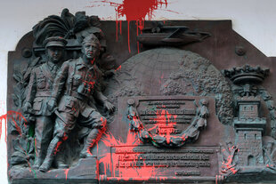 Mit Farbe verzierte Gedenkplatte für Francisco Franco und seinen Bruder Ramon Franco.