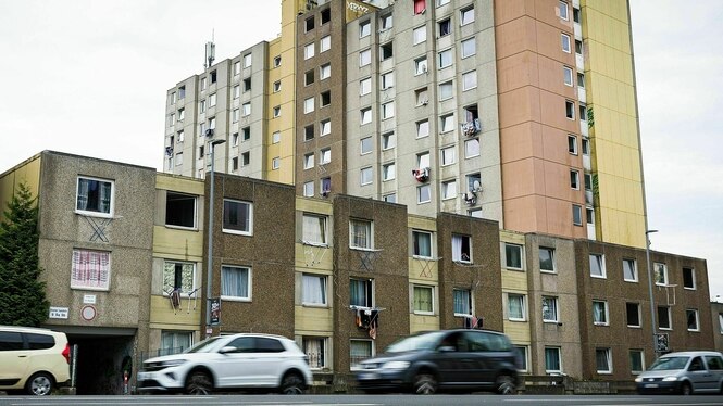 Blick auf einen Plattenbaukomplex