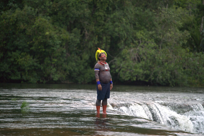 Porträt von Beprere Kayapó im Fluss stehend.