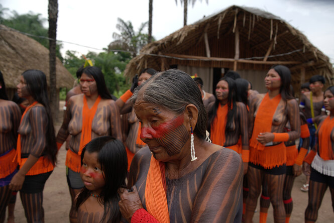Menschen in einem Dorf.