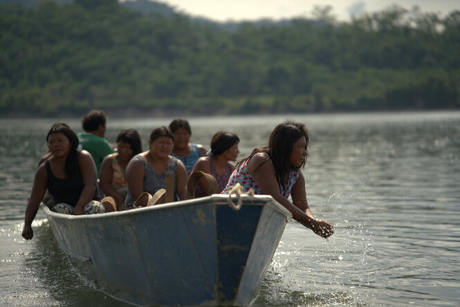 Menschen auf einem Boot auf einem Fluss.