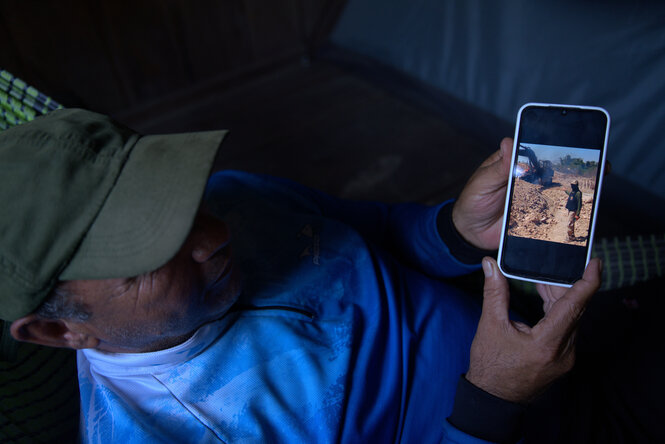 Eine Person zeigt ein Bild auf seinem Smartphone.