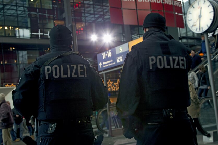 Bundespolizisten vor dem Berliner Hauptbahnhof