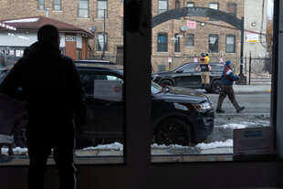 Ein einsamer Protest eines Mannes mit Comic-Gesicht gegen die ICE-Polizei in Chicago