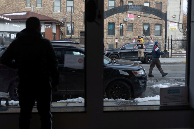 Ein einsamer Protest eines Mannes mit Comic-Gesicht gegen die ICE-Polizei in Chicago