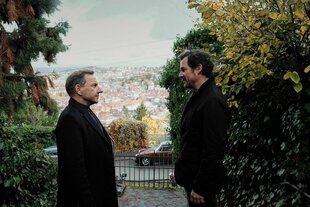 Zwei Männer stehen sich gegenüber