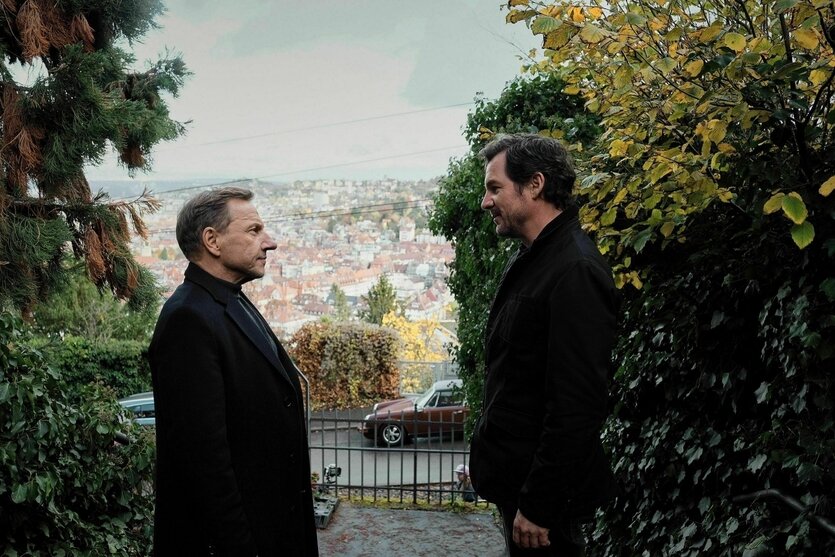 Zwei Männer stehen sich gegenüber