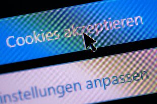 Ein Mauszeiger klickt auf einen Button mit der Aufschrift «Cookies akzeptieren»