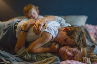 Eine Frau hält ein Kind im Arm