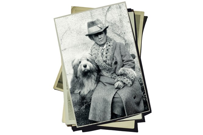 Portraitfoto von Ethel Smyth mit Hund auf einem Fotostapel