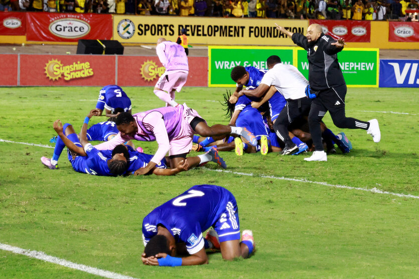 Am Boden liegende Spieler umarmen sich. Einer kniet nieder