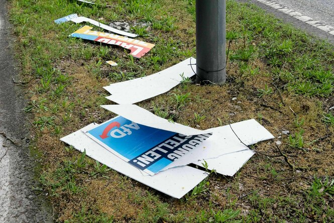 Ein kaputtes AfD Plakat.
