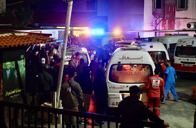 Viele Krankenwagen bei einem nächtlichen Notfall-Einsatz