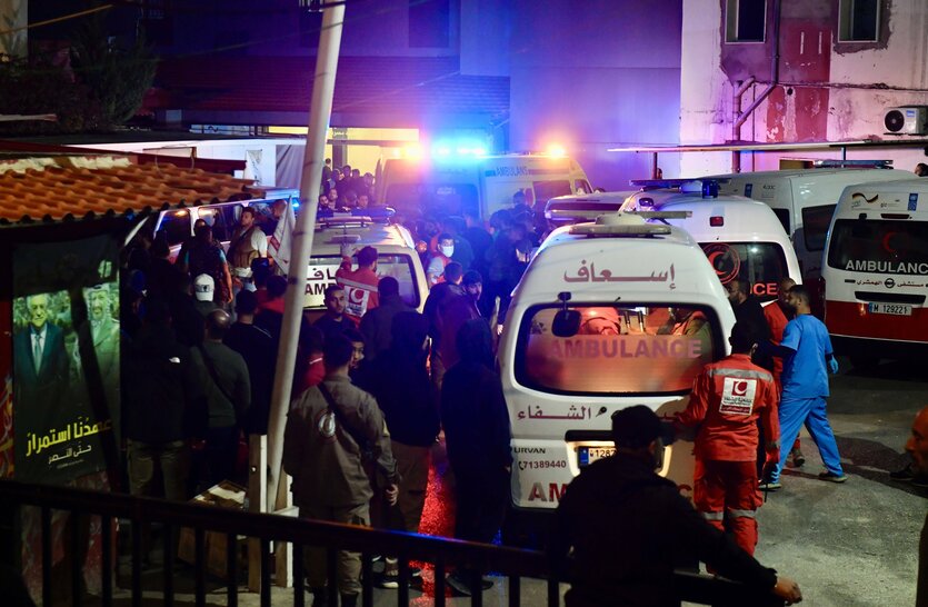 Viele Krankenwagen bei einem nächtlichen Notfall-Einsatz