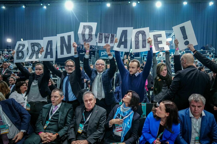 Aktivisten halten die Buchstaben für ?Brandmauer!? hoch während der Rede des Parteivorsitzenden beim 37. Bundesparteitag der CDU