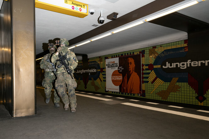 Soldaten bei einem Manöver in der Berliner U-Bahn