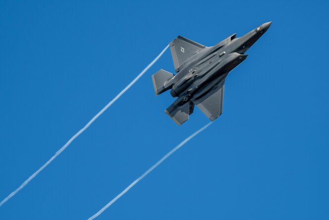 Ein Kampfflugzeug vom Typ F-35-