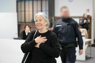 Eine Frau macht eine Geste der Erleichterung