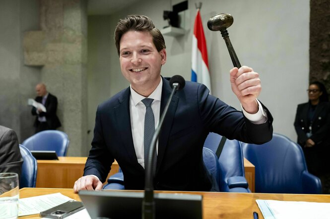 Ein Mann im Anzug lächelt