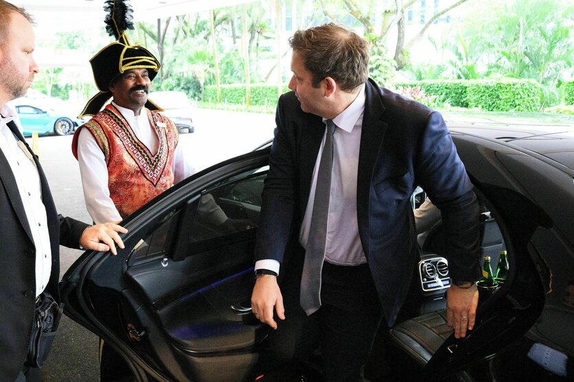 Lars klingbeil steigt aus seinem Auto