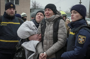 Menschen stehen zusammen, sie haben entsetzte Gesichter