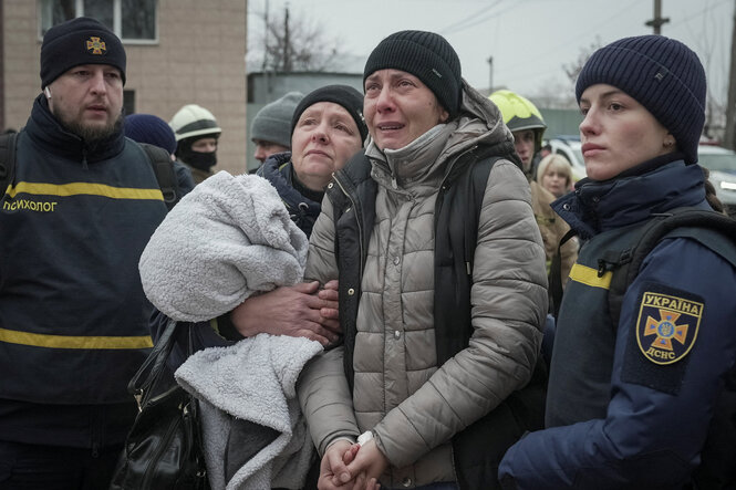 Menschen stehen zusammen, sie haben entsetzte Gesichter