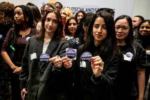 Mehrere Stipendiatinnen stehen beisammen